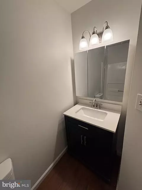 Bath - 533 Canary, Newark, DE 19702 photo 1 of 2