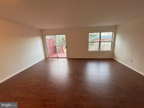 Living - 533 Canary, Newark, DE 19702 photo 2 of 4