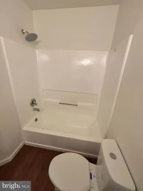Bath - 533 Canary, Newark, DE 19702 photo 2 of 2