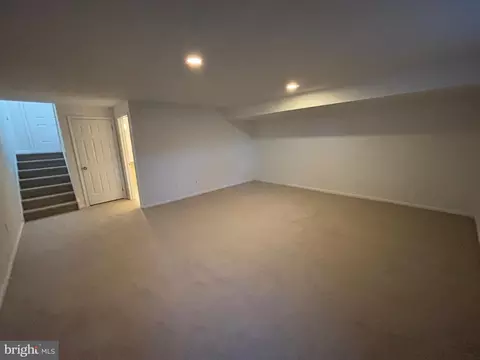Living - 533 Canary, Newark, DE 19702 photo 4 of 4