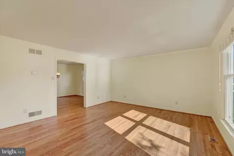 Living - 28 Caynor Ct, Newark, DE 19711 photo 2 of 3