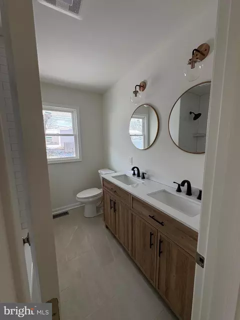 Bath - 104 Darwin Dr, Newark, DE 19711 photo 2 of 2