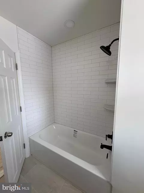 Bath - 104 Darwin Dr, Newark, DE 19711 photo 1 of 2
