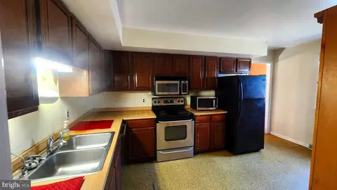 Entry Way - 16 Stardust Dr, Newark, DE 19702 photo 2 of 4
