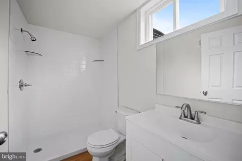 Bath - 9 E Regal Blvd, Newark, DE 19713 photo 2 of 2