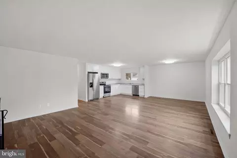 Living - 9 E Regal Blvd, Newark, DE 19713 photo 2 of 7