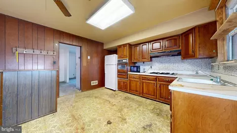Entry Way - 2 Sheffield Manor Dr, Newark, DE 19711 photo 3 of 13