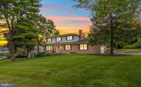 18 Bristol Knoll Rd, Newark, DE 19711