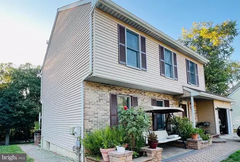 6 Greenwich Ct, Newark, DE 19702