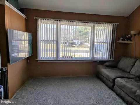 Living - 128 Kenmark Rd, Newark, DE 19713 photo 1 of 1