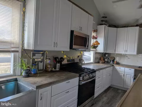 Kitchen - 128 Kenmark Rd, Newark, DE 19713 photo 2 of 2