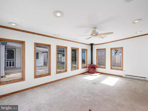 Living - 7 Brookbend Dr, Newark, DE 19713 photo 6 of 8