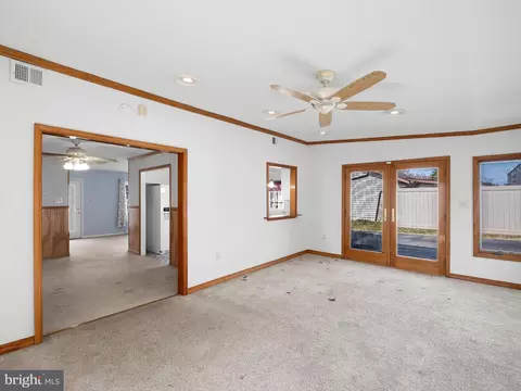 Living - 7 Brookbend Dr, Newark, DE 19713 photo 8 of 8