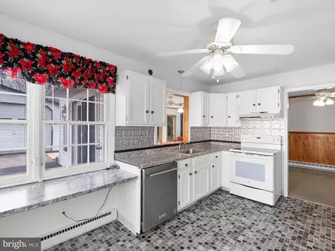 Kitchen - 7 Brookbend Dr, Newark, DE 19713 photo 2 of 3