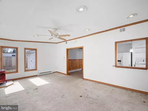 Living - 7 Brookbend Dr, Newark, DE 19713 photo 7 of 8