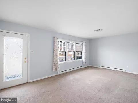 Living - 7 Brookbend Dr, Newark, DE 19713 photo 1 of 8