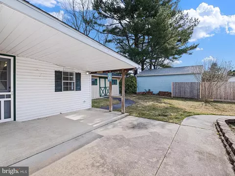Exterior - 7 Brookbend Dr, Newark, DE 19713 photo 4 of 5