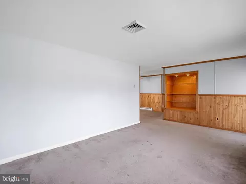 Living - 7 Brookbend Dr, Newark, DE 19713 photo 3 of 8