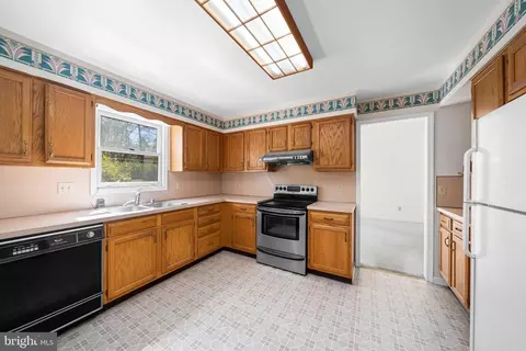 Kitchen - 6 E Mill Station Dr, Newark, DE 19711 photo 2 of 5