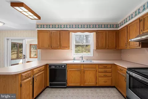 Kitchen - 6 E Mill Station Dr, Newark, DE 19711 photo 4 of 5