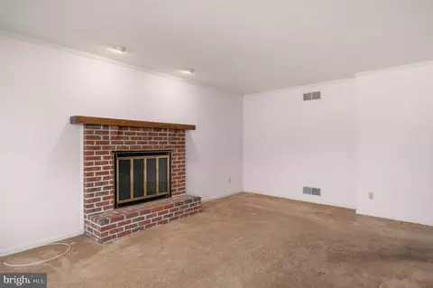 Living - 6 E Mill Station Dr, Newark, DE 19711 photo 3 of 4