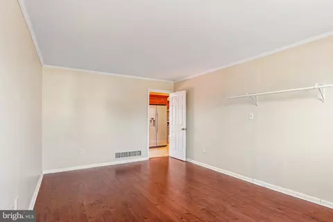Living - 52 Broadleaf Dr, Newark, DE 19702 photo 4 of 5