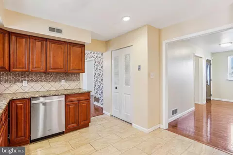 Entry Way - 52 Broadleaf Dr, Newark, DE 19702 photo 5 of 8