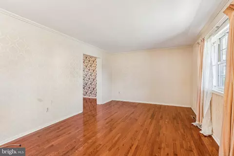 Living - 52 Broadleaf Dr, Newark, DE 19702 photo 3 of 5