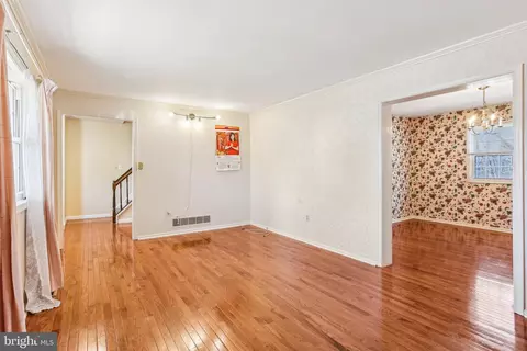 Living - 52 Broadleaf Dr, Newark, DE 19702 photo 2 of 5