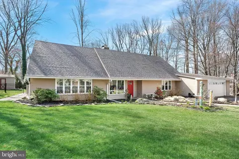 8 Coachman Ct, Wilmington, DE 19803