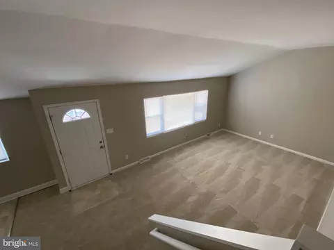 Living - 82 W Stephen Dr, Newark, DE 19713 photo 2 of 3