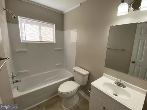Bath - 82 W Stephen Dr, Newark, DE 19713 photo 1 of 2