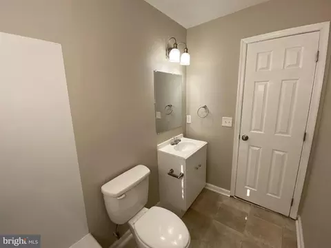 Bath - 82 W Stephen Dr, Newark, DE 19713 photo 2 of 2