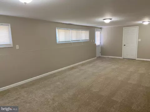 Living - 82 W Stephen Dr, Newark, DE 19713 photo 3 of 3