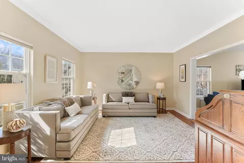 Living - 423 Post Oak Ln, Newark, DE 19702 photo 1 of 2