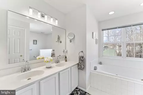 Bath - 423 Post Oak Ln, Newark, DE 19702 photo 1 of 3