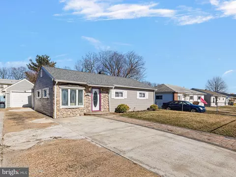 105 Halcyon Dr, New Castle, DE 19720