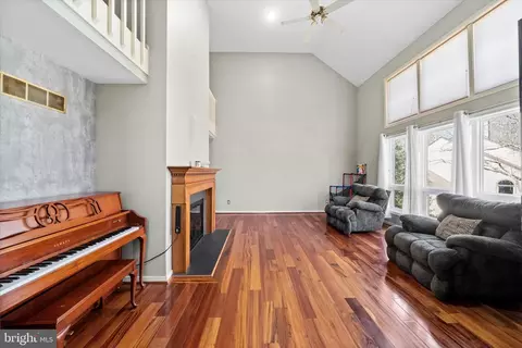 Living - 27 Donegal Ct, Newark, DE 19711 photo 1 of 2