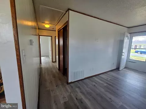 Entry Way - 41 Roxeter Rd, New Castle, DE 19720 photo 2 of 4