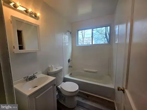 Bath - 41 Roxeter Rd, New Castle, DE 19720 photo 1 of 1