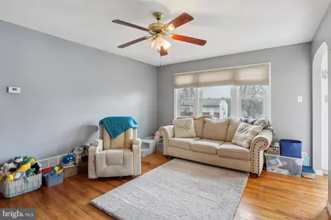 Living - 118 Phyllis Dr, Newark, DE 19711 photo 2 of 2