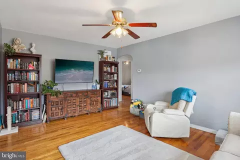 Living - 118 Phyllis Dr, Newark, DE 19711 photo 1 of 2