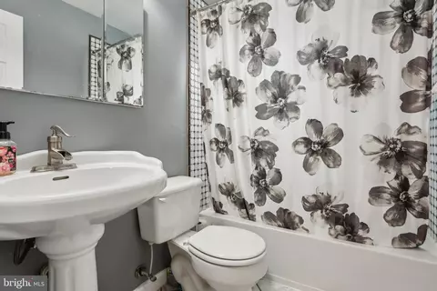 Bath - 118 Phyllis Dr, Newark, DE 19711 photo 1 of 2