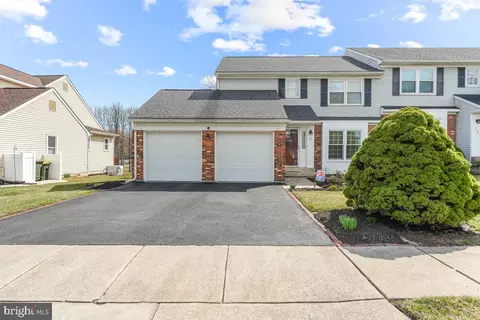 25 Green Meadow Ct, Newark, DE 19711