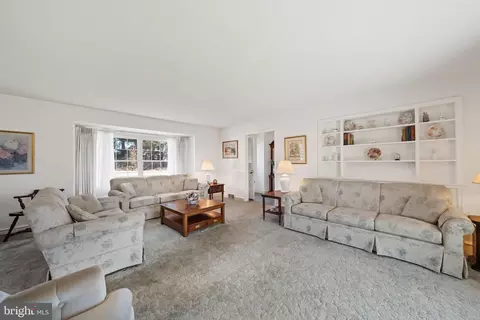 Living - 1005 Nottingham Rd, Newark, DE 19711 photo 1 of 2