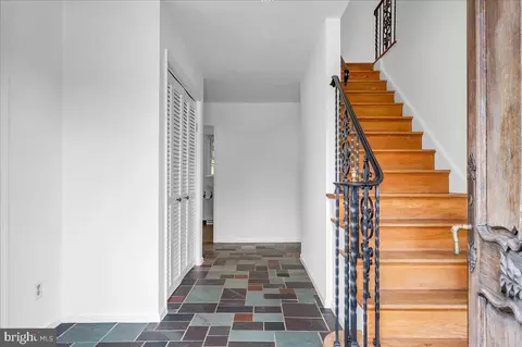 Entry Way - 115 E Sutton Pl, Wilmington, DE 19810 photo 2 of 2