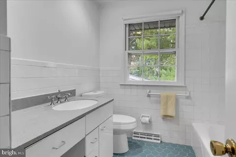 Bath - 115 E Sutton Pl, Wilmington, DE 19810 photo 3 of 3