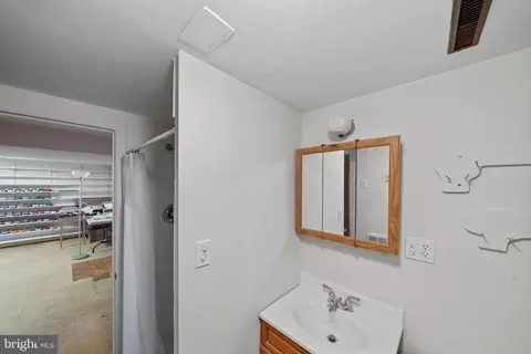Bath - 205 S Gerald Dr, Newark, DE 19713 photo 2 of 2