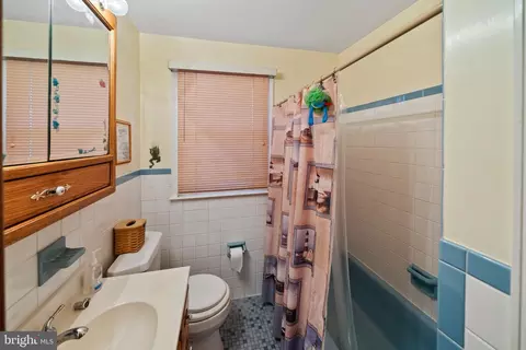 Bath - 205 S Gerald Dr, Newark, DE 19713 photo 1 of 2