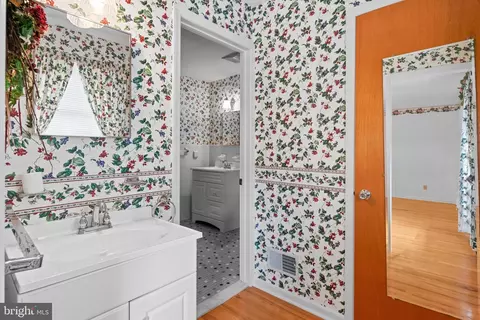 Bath - 30 Stardust Dr, Newark, DE 19702 photo 3 of 3